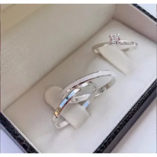 TRIO Par de Alianças de Prata 2 mm sendo uma Lisa e outra Fosca + Solitário Pedra Zircônia