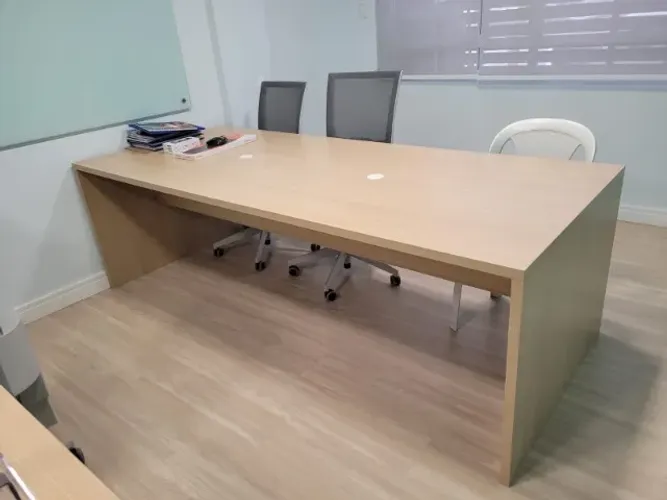 MESA EM MARCENARIA COM CAIXA DE TOMADA EMBUTIDA 2,4 x 1 (