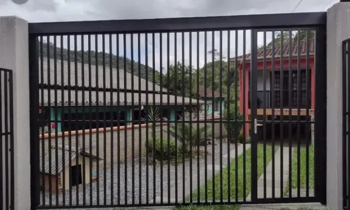 Fabricação e reparo de portões metálicos e estruturas metálicas.