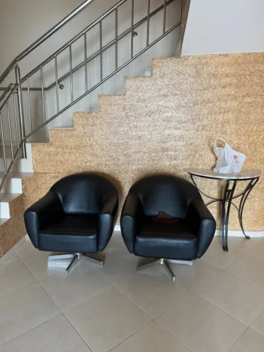 Par de Poltronas Giratórias em Courino Preto