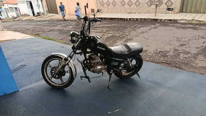 Suzuki Intruder 125 2003 Customizada - Estilo Único por Preço Imbatível!