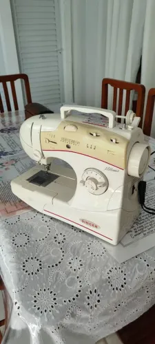 Máquina de Costura Singer