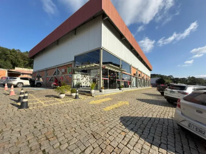 Locação de Galpão Comercial de Alto Padrão com 02 Docas 10 Salas e 70 Vagas em Joinville-S