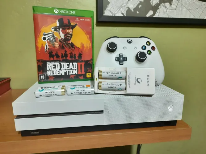 Xbox one S 1 TB com um jogo e 6 pilhas recarregáveis
