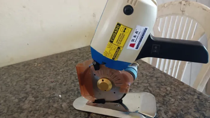 Máquina de corte, semi nova!