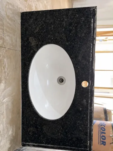Pia de mármore e vaso sanitário 