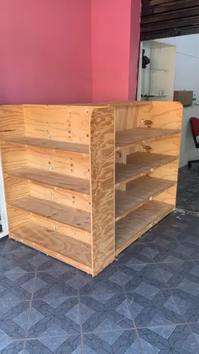 2 móveis expositor de pinus