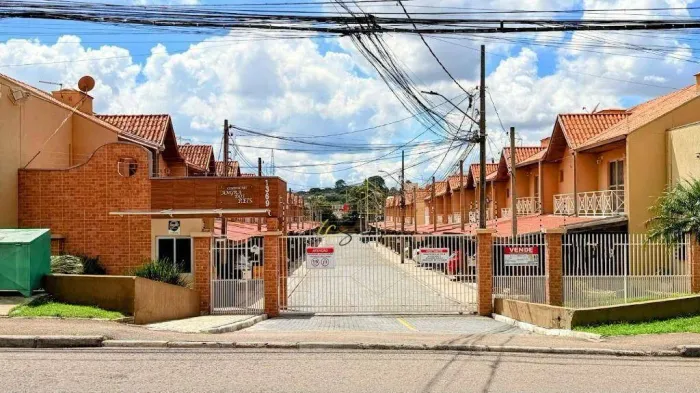Sobrado com 3 dormitórios para alugar, 116 m² por R$ 3.458,00/mês - Uberaba - Curitiba/PR