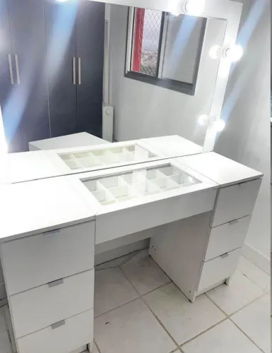 Penteadeira camarim branca com banquete e iluminação <br>500,00