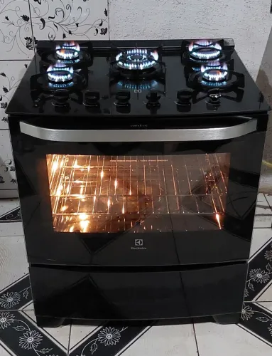 Moderno fogão eletrolux inox com mesa de vidro com tripla chama automático 