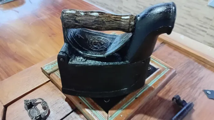 Antigo ferro engomador a brasa relíquia original colonial