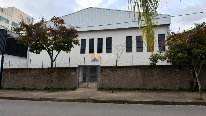 GALPÃO COMERCIAL COM EXCELENTE ESTRUTURA PARA LOCAÇÃO NO ESTORIL