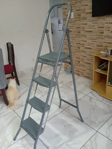 Vendo escada de ferro