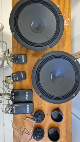 Kit duas vias Audison Prima + Módulo Hertz HCP4 + Sub 8" Nar em caixa dutada
