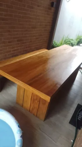Mesa e banco de madeira