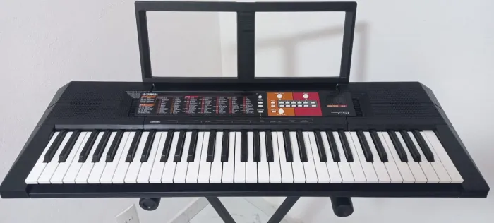 Teclado Arranjador Yamaha PSR-F51 61 teclas + suporte + bag + manual (impecável)