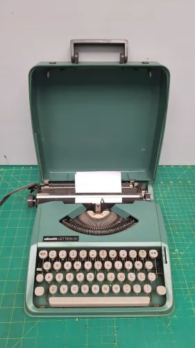 máquina de escrever Olivetti Lettera 82 portátil na cor verde