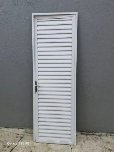 Porta de Alumínio para banheiro completa