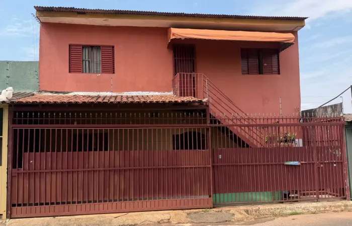 Casa para Alugar com 1 Quarto, Garagem e Área de Serviço