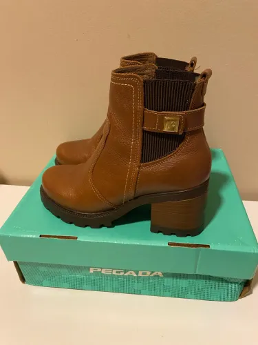 Bota de marca pegada