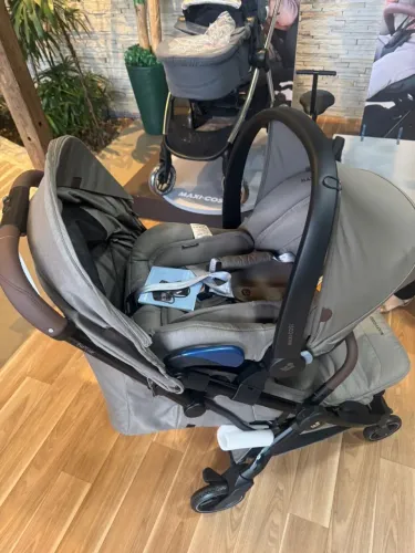 Carrinho de bebê + bebê conforto MAXI-COSI