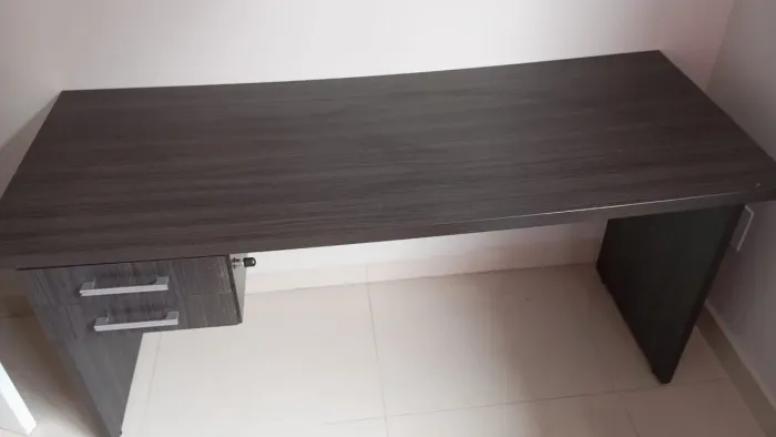 Mesa escritório com gaveta