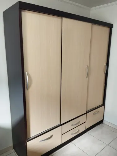 Guarda roupa usado em bom estado dentro e fora. Apenas um pouco de desgaste no pé.