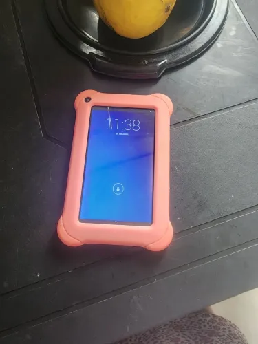 Tablet, rosa, com capinha de silicone. 