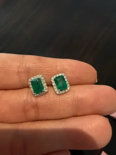 Brinco esmeralda com brilhantes 