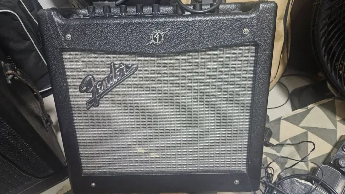 Amplificador Fender Mustang V2 praticamente nova!