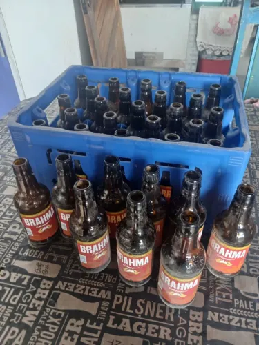 Grade caixa de cerveja com garrafas.