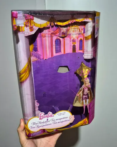 Caixa Barbie Corinne 3 Mosqueteiras e Caixa Escola de Princesas