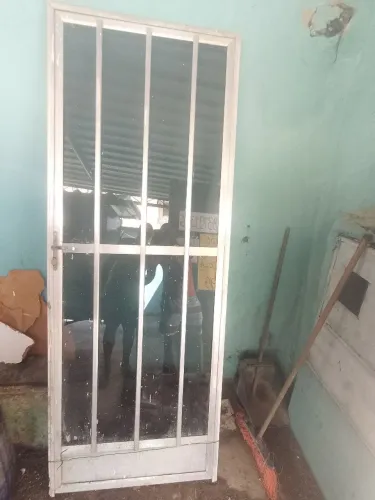 Vendo porta de aluminum medica 2 e 10 por 80