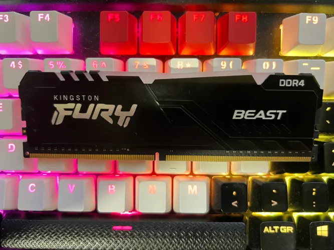 MEMÓRIA RAM DDR4 KINGSTON FURY 3200Mhz 8GB - RGB