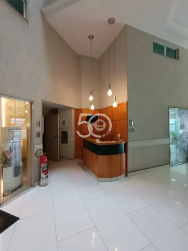ALTO PADRÃO DE ACABAMENTO! Sala Comercial 35m² no 3º Andar com Divisórias e Acabamentos de