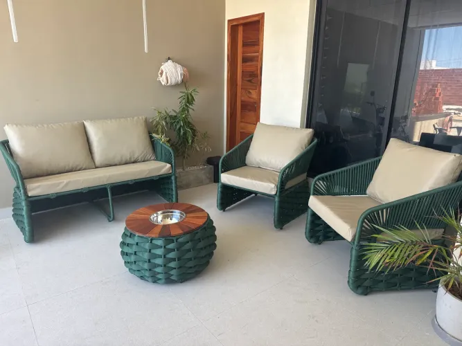 Conjunto de sofá poltronas e centro de mesa