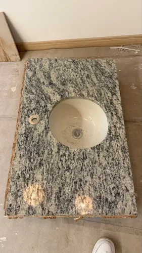 BANCADA EM GRANITO E CUBA INSTALADA PARA BANHEIRO 