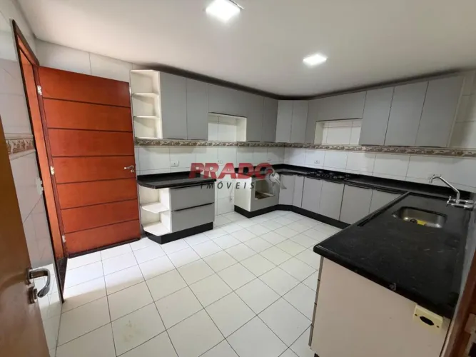 Sobrado para alugar em região Nobre de Maringá, Jardim Guaporé, com 3 quartos, com 161.41