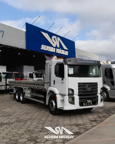 VW 24.250 Constellation - Ano: 2010 - Carroceria