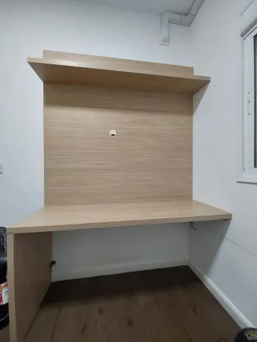 Escrivaninha planejada com painel