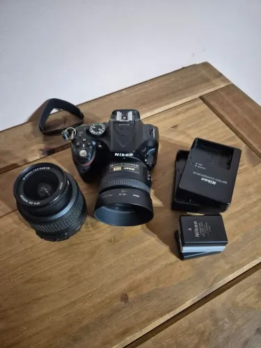 Nikon D5200 + lente 18-55mm + lente 35mm + 2 carregadores e 3 baterias originais