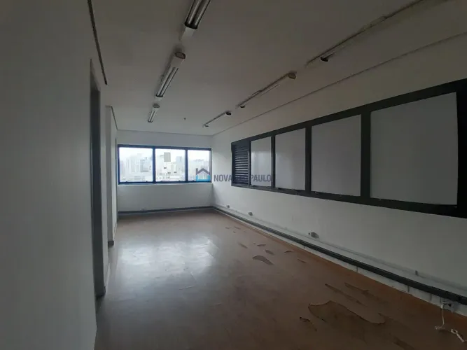 Sala comercial à venda localizada na Liberdade.