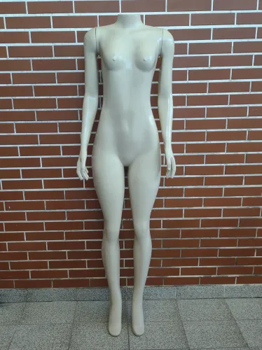 Manequim feminino com braços 