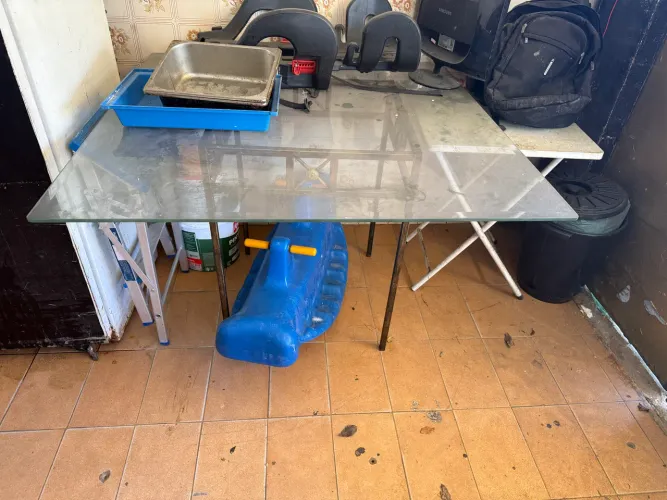 Mesa de vidro com pés de ferro