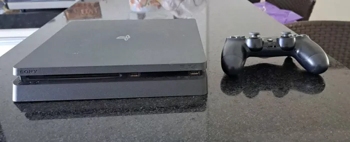 PS4 em ótimas condições com controle original 