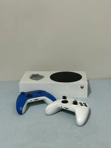 Xbox Series S 512gb com dois controles em ótimo estado