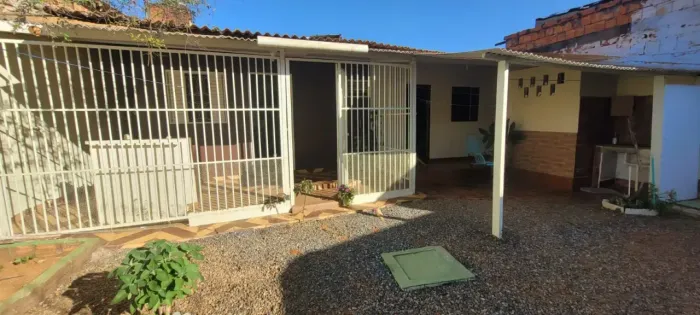 1 Casa e 2 KitNets no Lote de 200m² no Arapoanga / Próximo a Dobraço