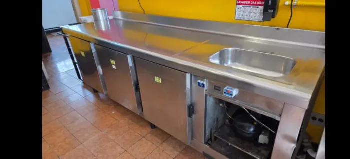 BANCADA REFRIGERADA INOX 3 PORTAS COM PIA 2.50x0.72 DE ALTA QUALIDADE MACIÇA EXCELENTE