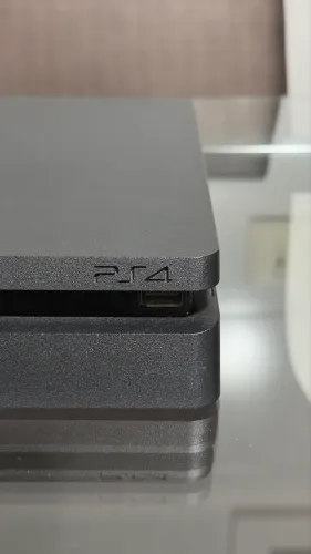 Vendo PlayStation 4 Slim 1Tb usado em ótimo estado!