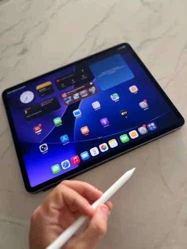 iPad PRO 13 256gb 5ª Saude bat. 95% + Apple Pencil + Capa Smart Folio (original apple)